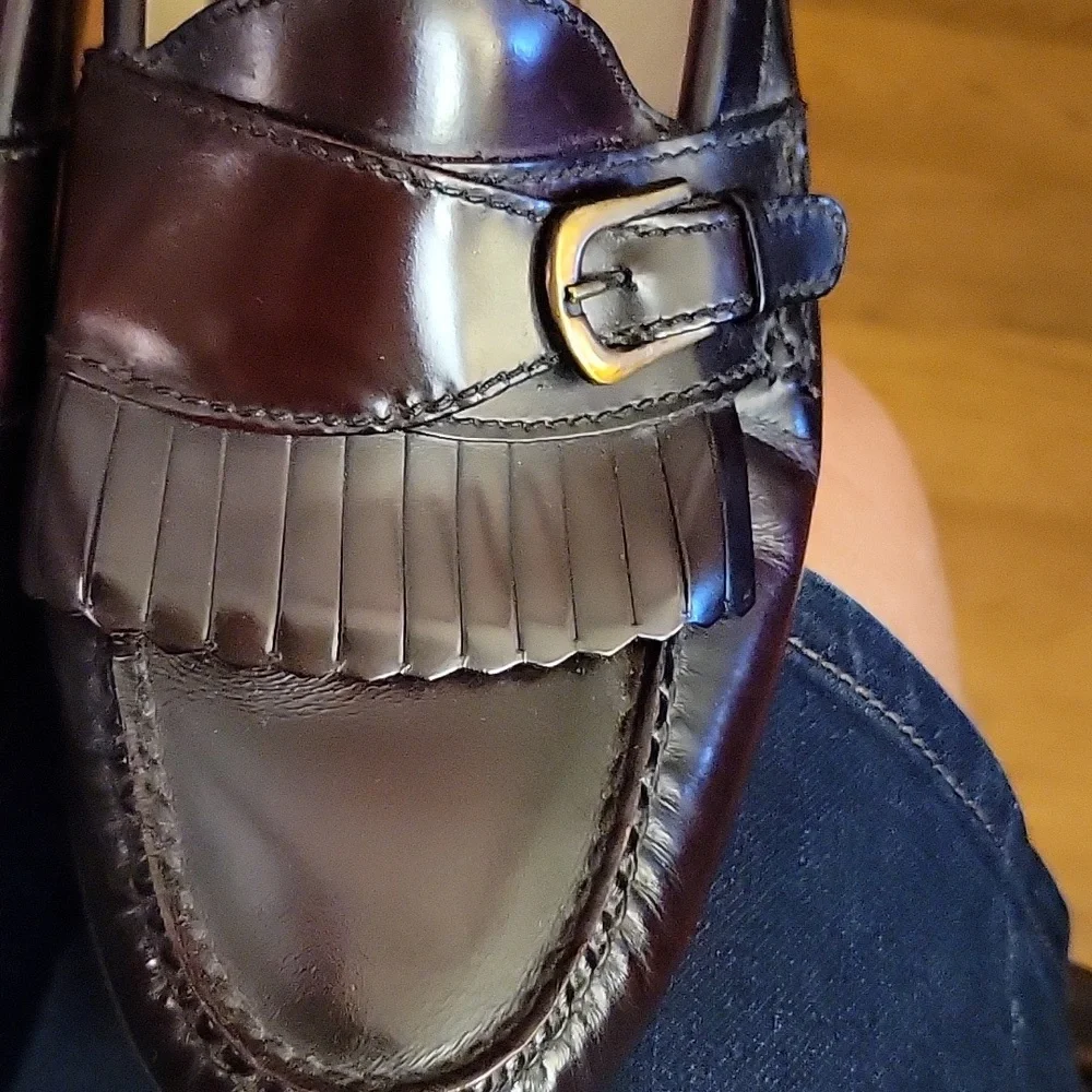 COLE HAAN City burgundy leather pinch kiltie loafers gold buckle 10 D Excellent